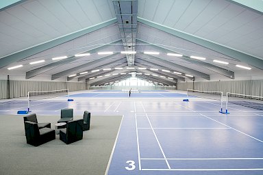 Tennis- und Badmintonplätze in der Tennishalle im FREIZEIT IN