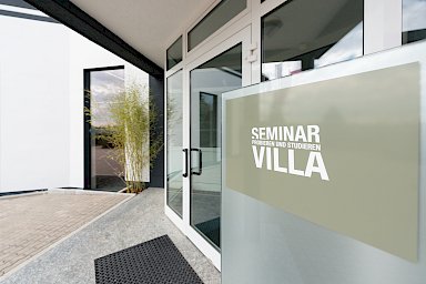 Seminar Villa Eingang
